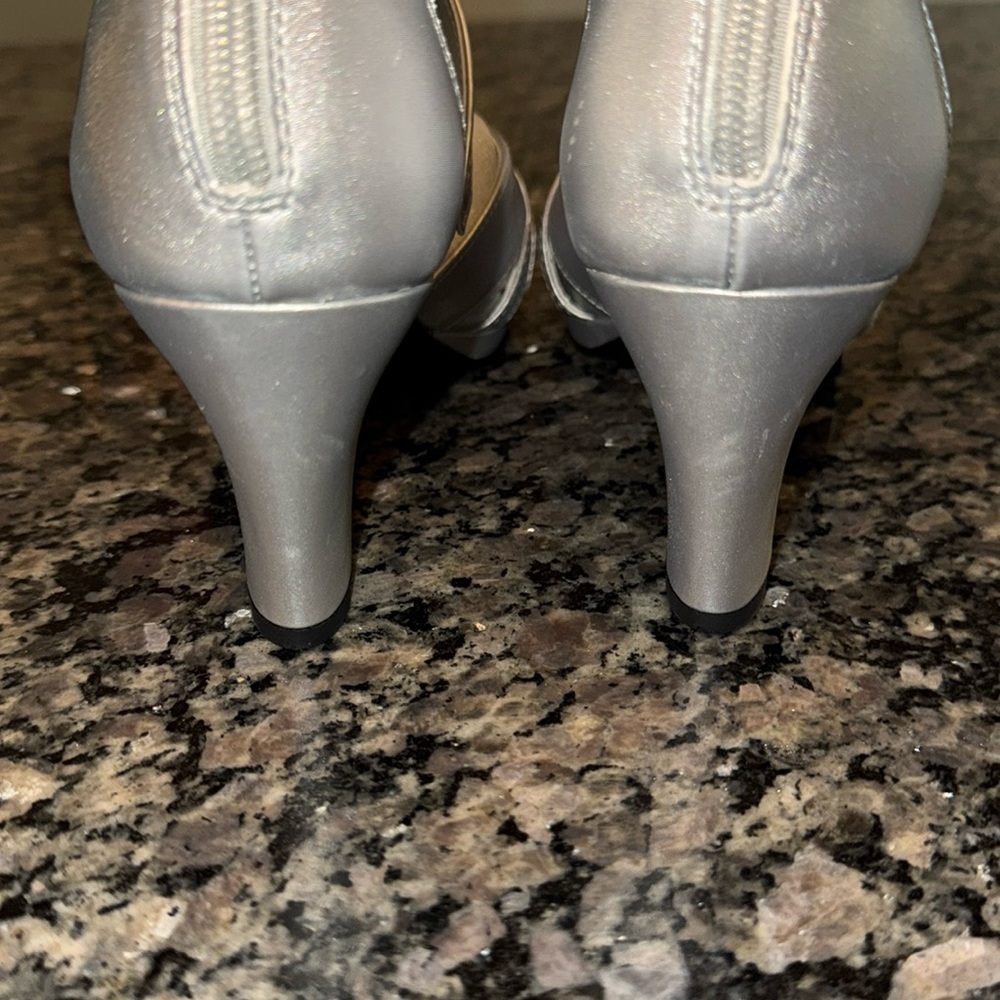 Easy Street silver satin Crissa heels NIB 6.5 - Picture 6 of 10